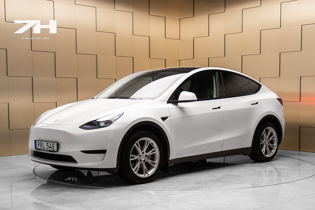 Tesla Model Y Standard Range RWD / 360° / Pano / Autopilot