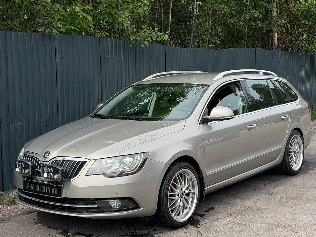 Skoda Superb Kombi|2.0TDI|4x4|DSG|Business/Elegance/Navi/D-värm