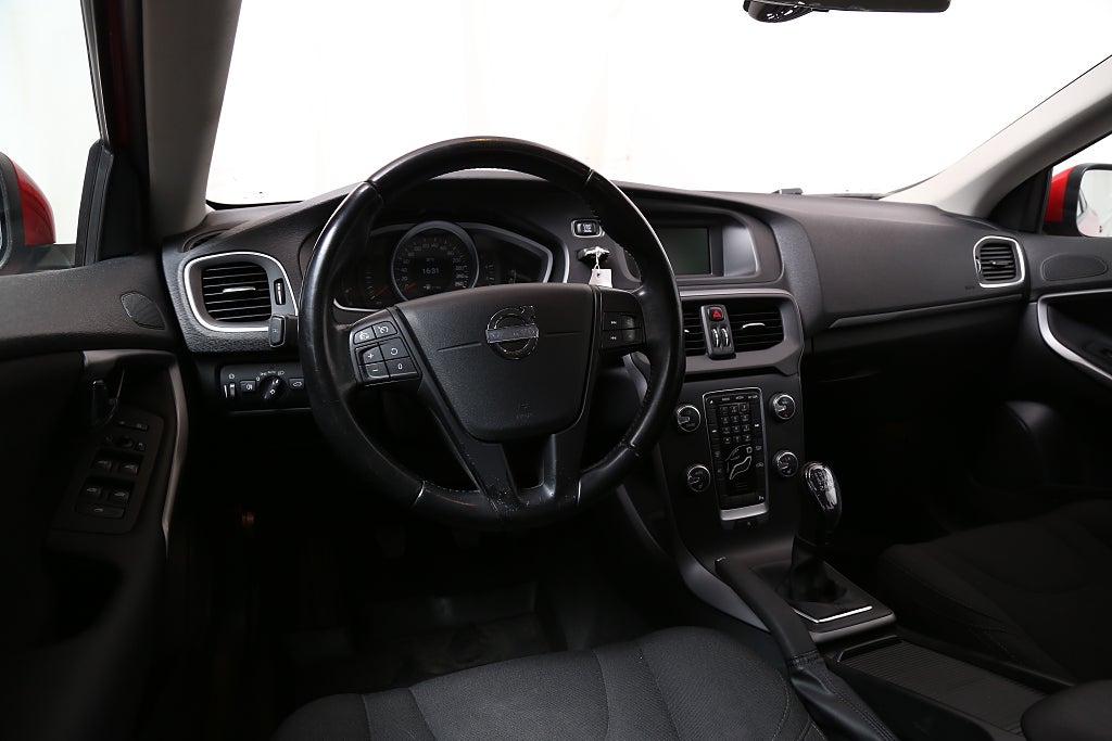 Volvo V40 D3 150hk Kinetic Nybesiktad P-sensorer Värmare