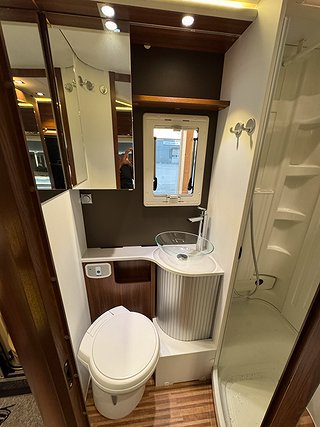 Husbil-halvintegrerad Adria Matrix Supreme 687SL 150HK 12 av 21