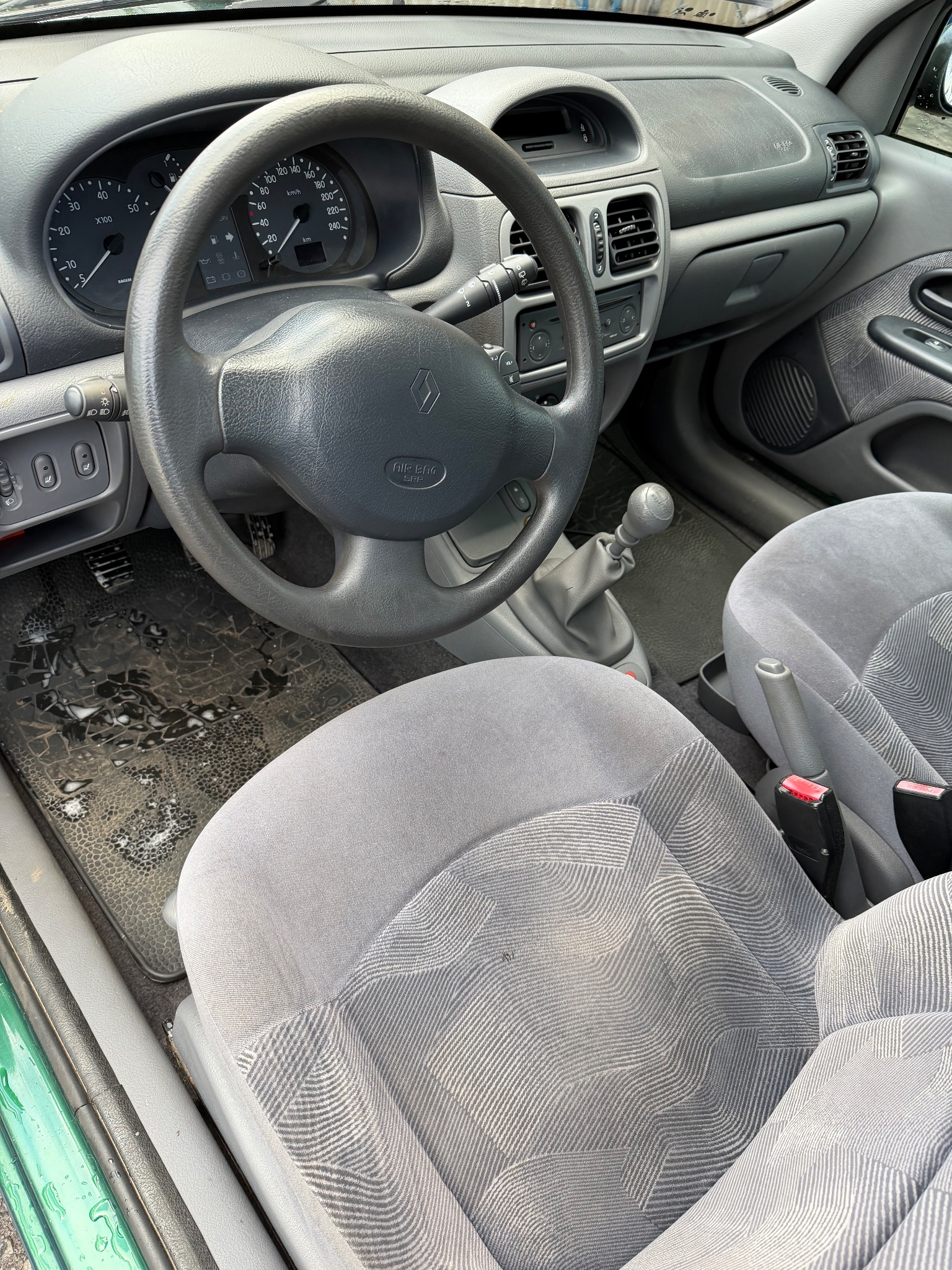 Renault Clio 5-dörrars Halvkombi 1.4 2001, bild 6/34