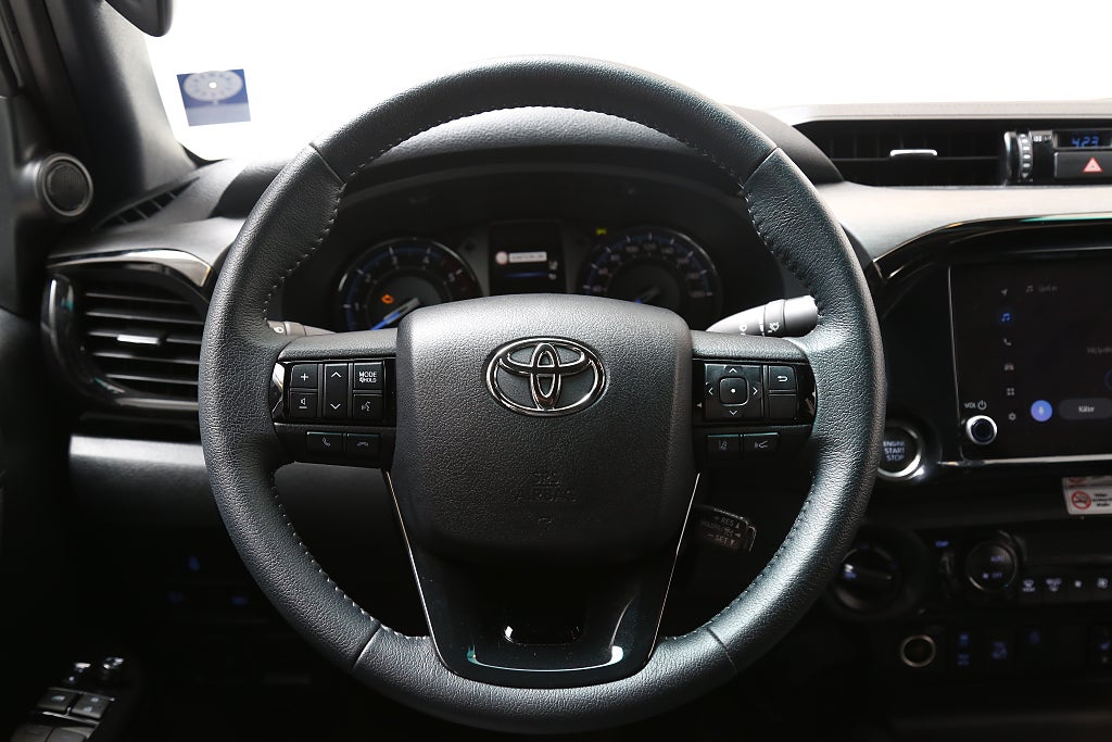 Toyota Hilux Dubbelhytt 2,8 MHEV 204hk Invincible 4WD Flak/Kåpa Moms 2026