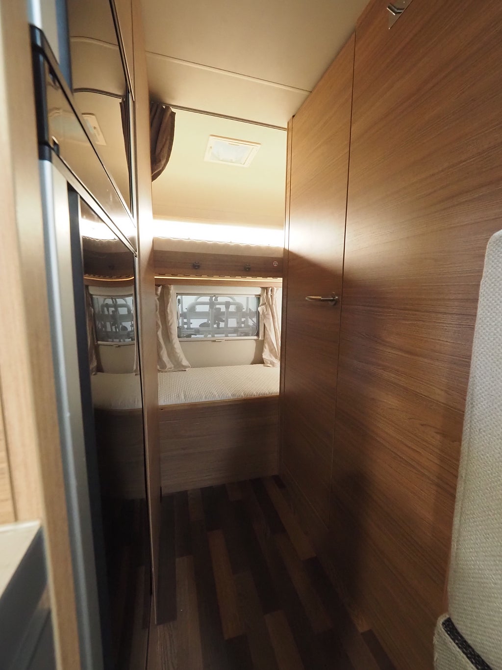 Weinsberg CaraHome 600 DKG AUT I 3500kg I Solcell I 6st Bältade Platser
