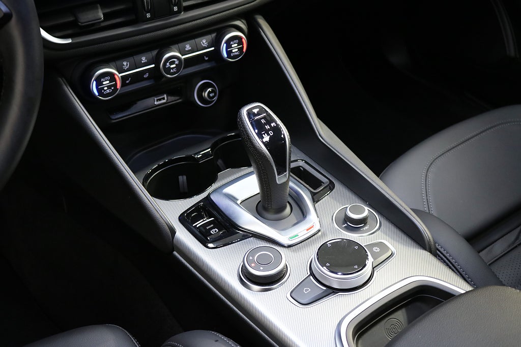 Alfa Romeo Giulia 2023 - miniatyr 12