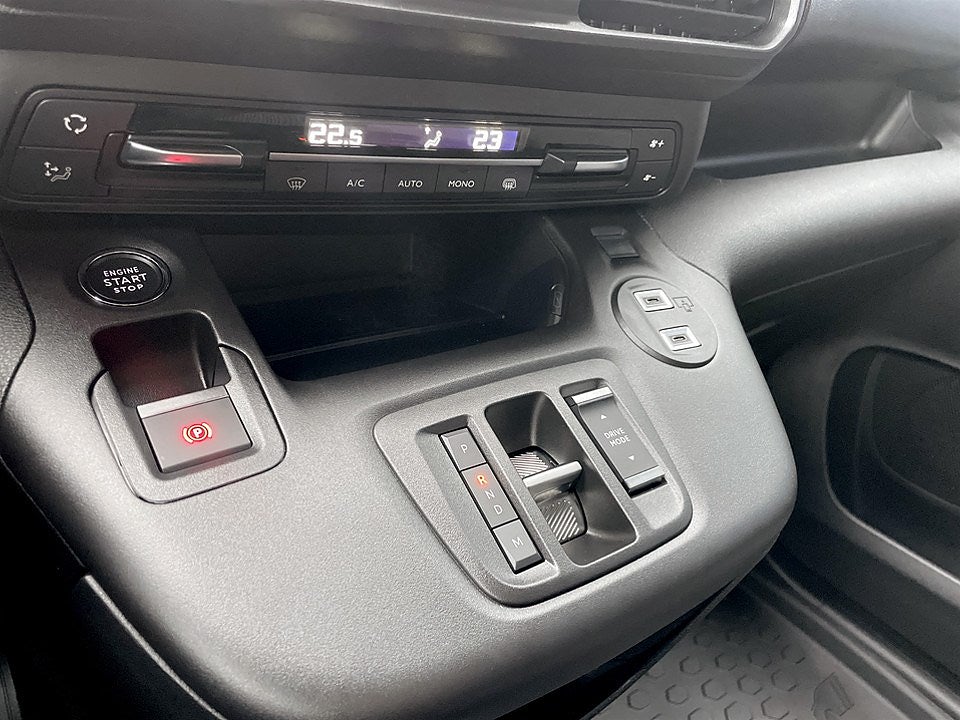 Bild på Peugeot Partner Plus 130hk AT8 L2 - DEMO