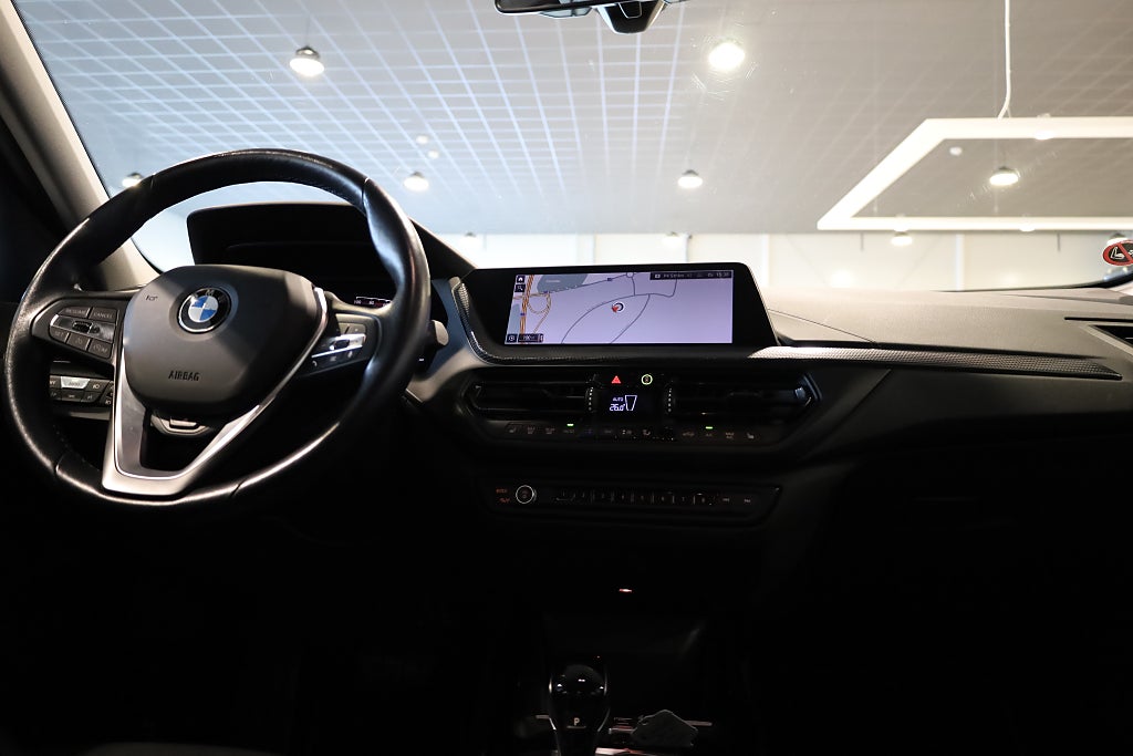 BMW 118I Sportline AUT Navi CarPlay PDC Rattvärme 2022