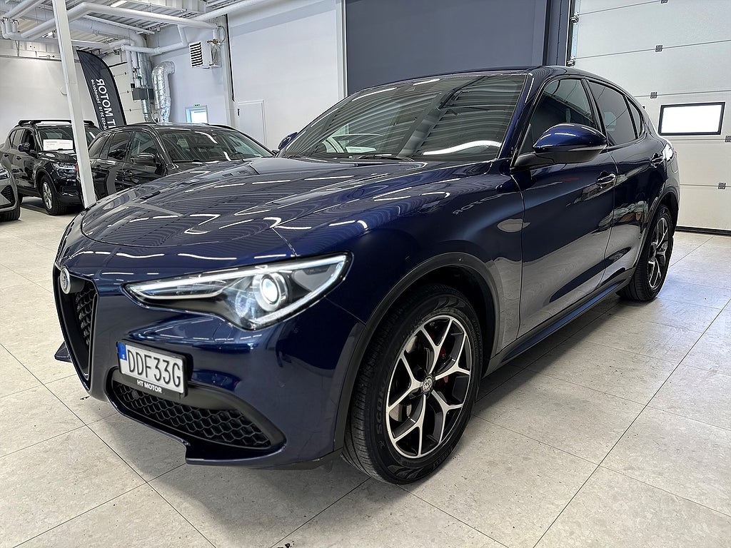 Alfa Romeo Stelvio 2.0 Turbo 16V Q4 200HK/B-Kamera/Veloce Läder/Navi/4.99%