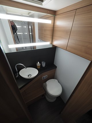 Husbil-halvintegrerad Adria Coral 670 DL Axess 16 av 19