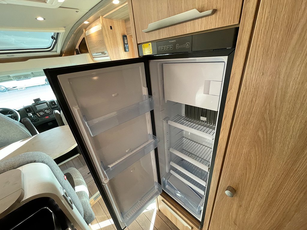 Knaus Sky TI 700 MEB /Hyd-stöd/AC bodel/Solcell/Badrum bak - Knaus