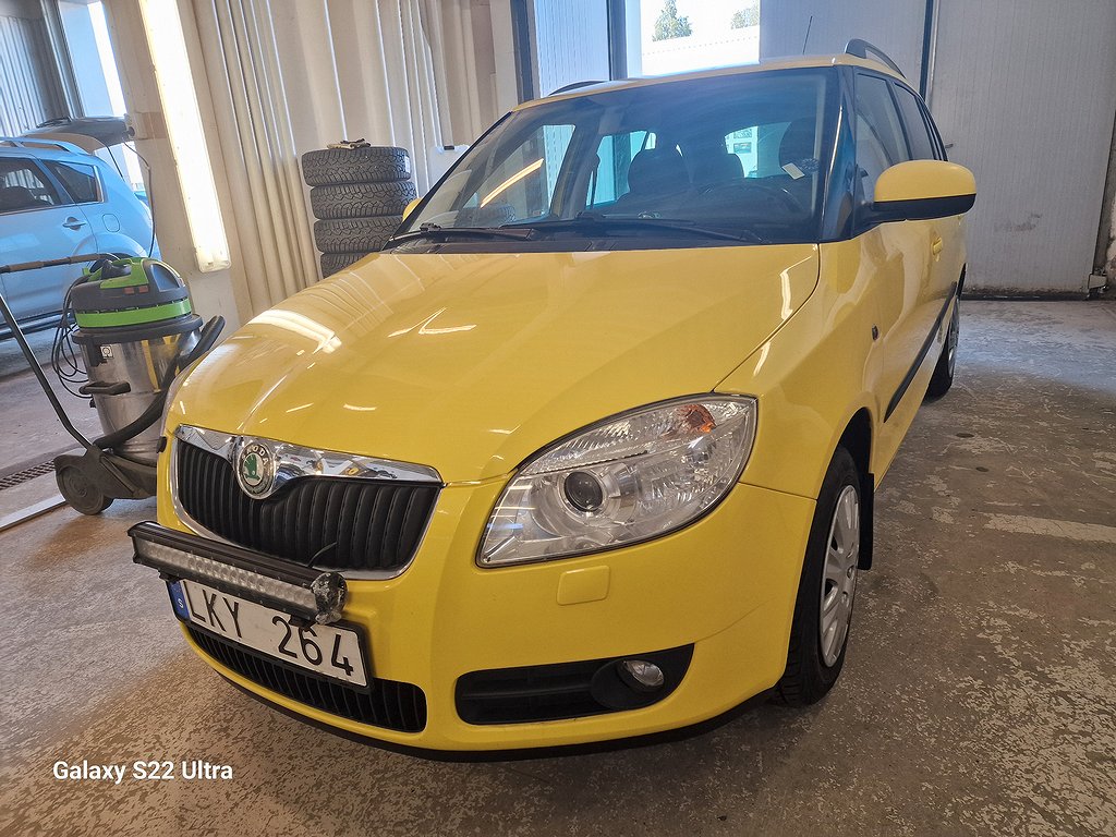 Skoda Fabia Kombi 1.6 TipTronic Automat lågskatt Nyservad