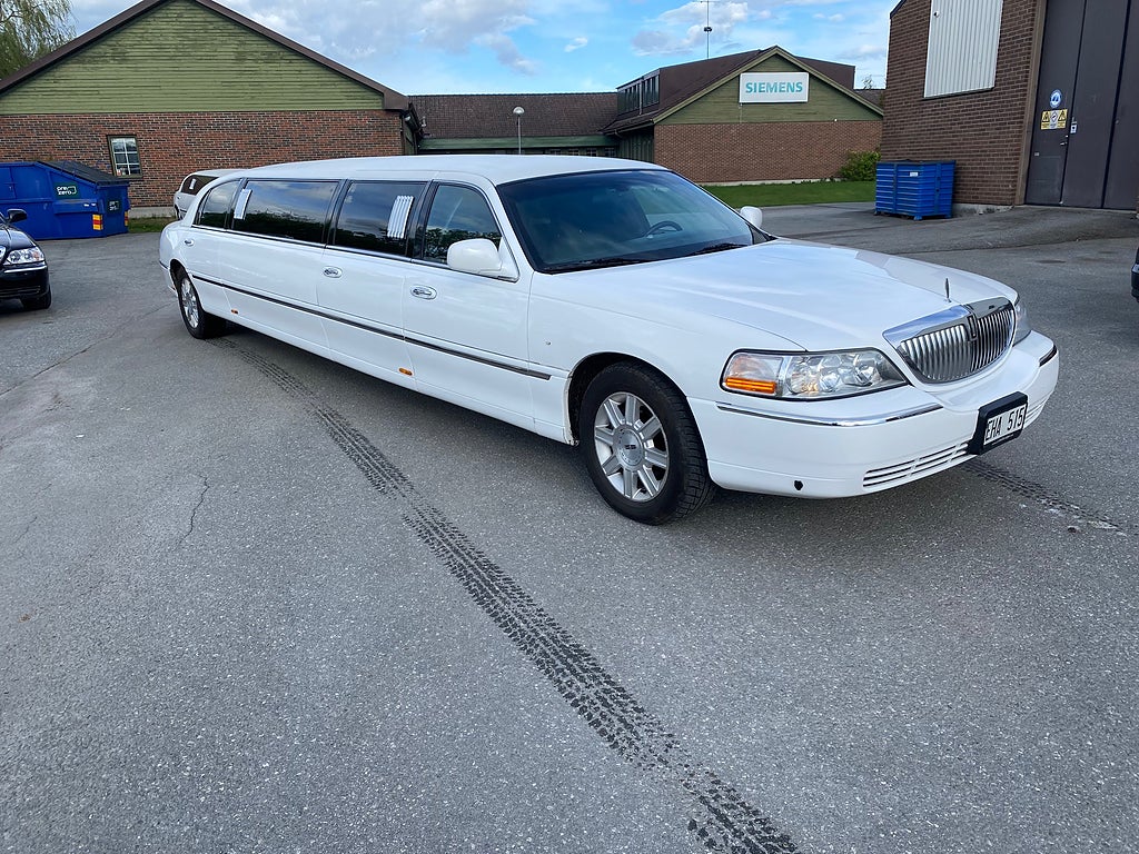 Lincoln Town Car Limo Stretch Limousine Vit 5 Dörrars