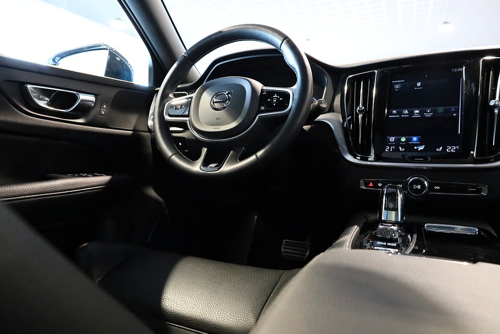 Volvo V60 T8 AWD Aut R-Design Pano Kamera Läder 2019