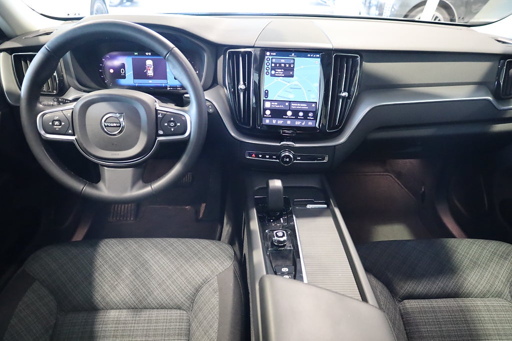 Volvo XC60 Recharge T6 AWD Geartronic Core Edition Drag Navi Moms