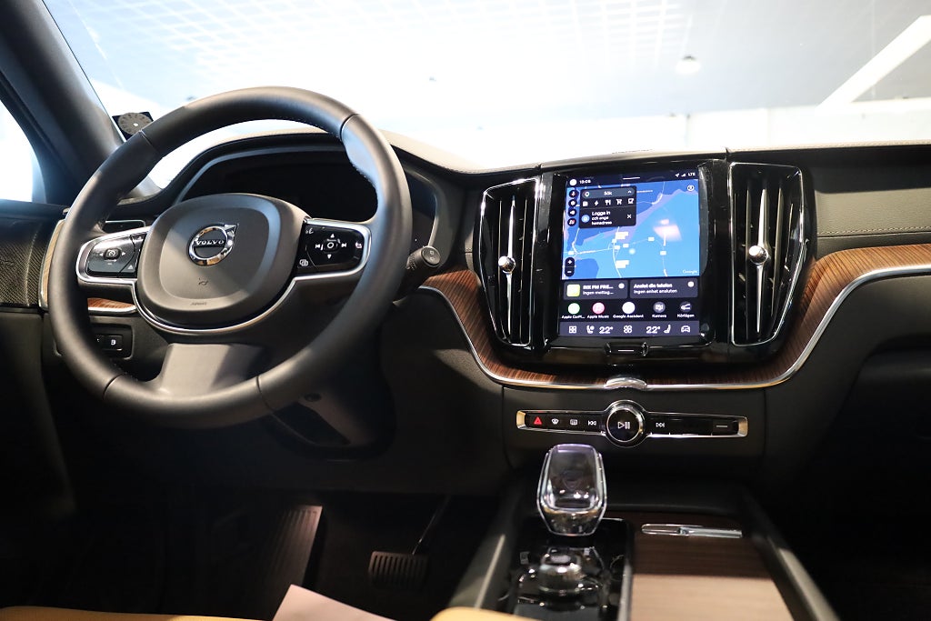 Volvo XC60 Recharge T6 AWD AUT Ultimate Dark Pano H&K Orrefors 2024