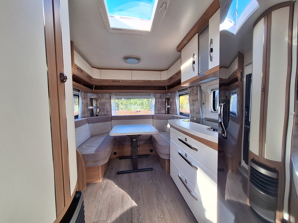 Hobby De Luxe 460 UFe Dubbelbädd, Mover, Nytt Tält