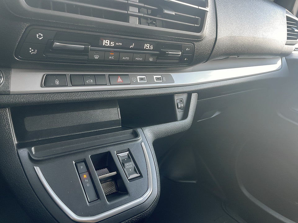 Bild på Citroën e-Jumpy Business 136hk L2 - DEMO