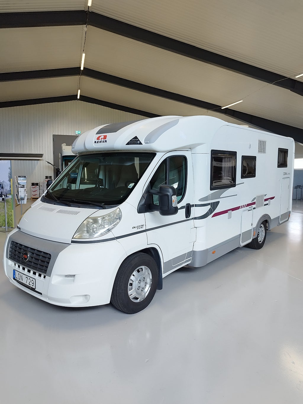 Adria CORAL S 670 SL Ugn / Långbäddar / Stort garage (RESERVERAD!)
