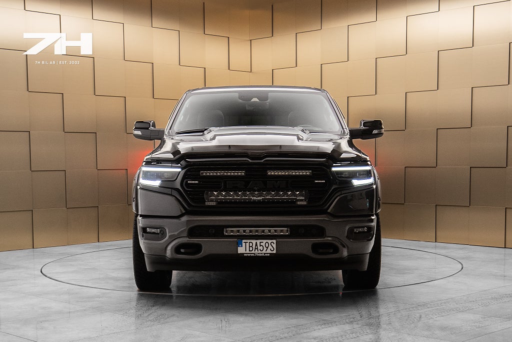 RAM 1500 Crew Cab 5.7 V8 HEMI Limited Night / Kåpa / Pano / H&K
