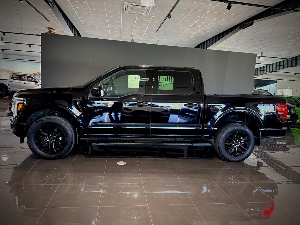 Ford F-150 NYA SuperCrew Lariat BLACK APPERANCE V8 MY2025 - bild 2