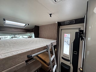 Husbil-halvintegrerad Hobby Optima Premium T 75 HGE 150 HK AUTOMAT! Långbäddar & Taksäng! 18 av 22