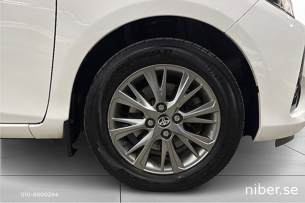 Toyota Yaris Hybrid, 1 brukare, FR 2,95%, P-sensorer fr & bak, tonade rutor