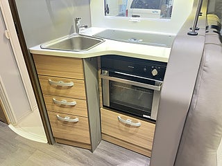 Husbil-halvintegrerad Adria CORAL SUPREME 670 SL 15 av 25