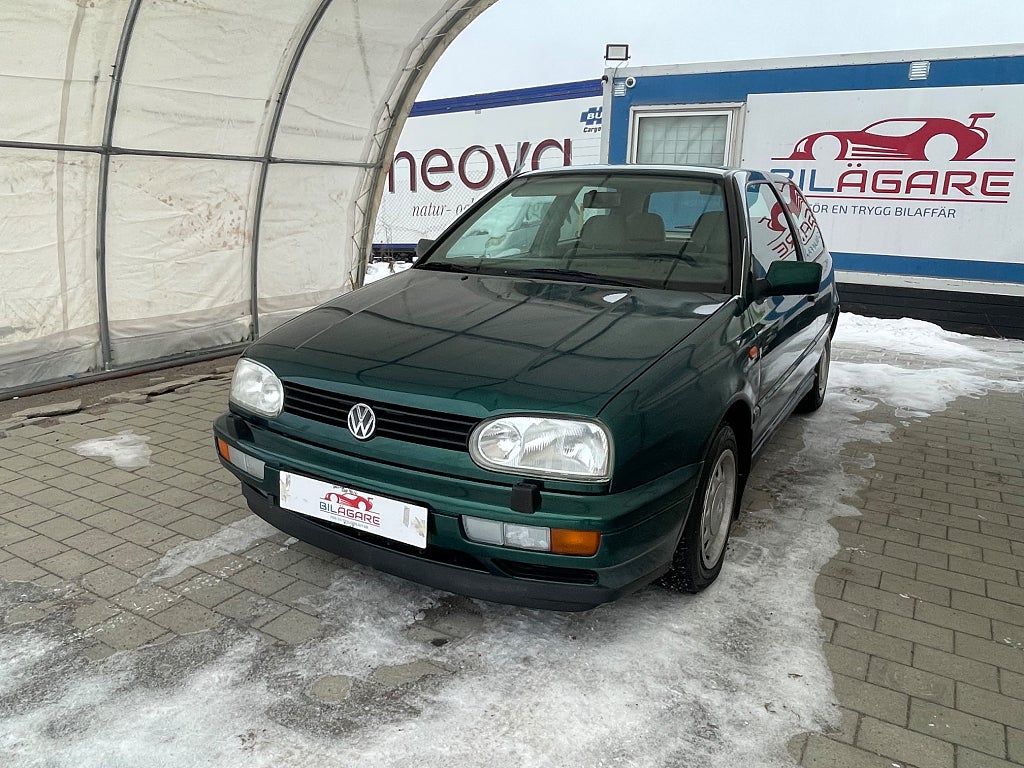 Volkswagen Golf 1.8 GL | VETERAN LÅGMILARE | NYSERVAD NYKAMREM NYBES