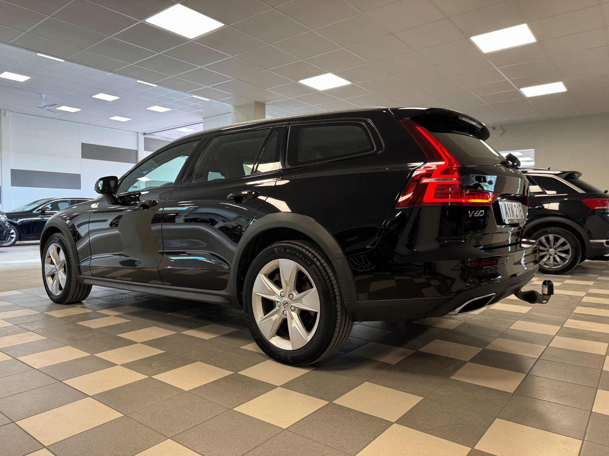 Volvo V60 Cross Country B4 AWD 2021, photo 4/40