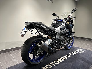 Yamaha MT-10 SP / Justerbara Fotpinnar & Regalge/ Sidoväskor / Hög ruta