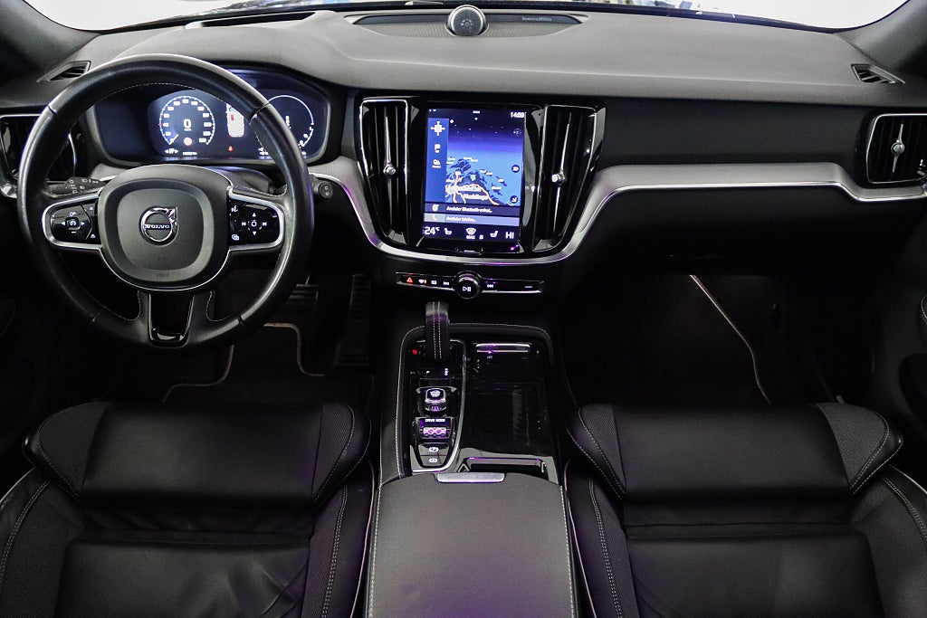 Volvo V60 Recharge T6 AWD R-Design B&W Panorama HuD Drag