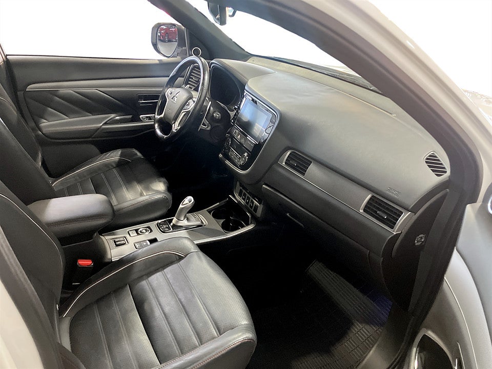 Bild på Mitsubishi Outlander S-Edition PHEV 203hk Aut 4WD TAKLUCKA B-KAMERA DRAG