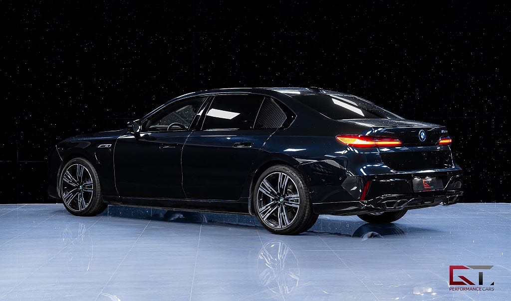 BMW M760 e xDrive MOMS Theatre B&W Executive Drive Pro Pano Sky