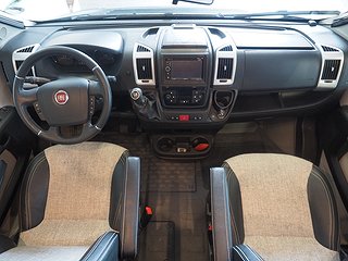 Husbil-halvintegrerad LMC Breezer H737 7 av 20