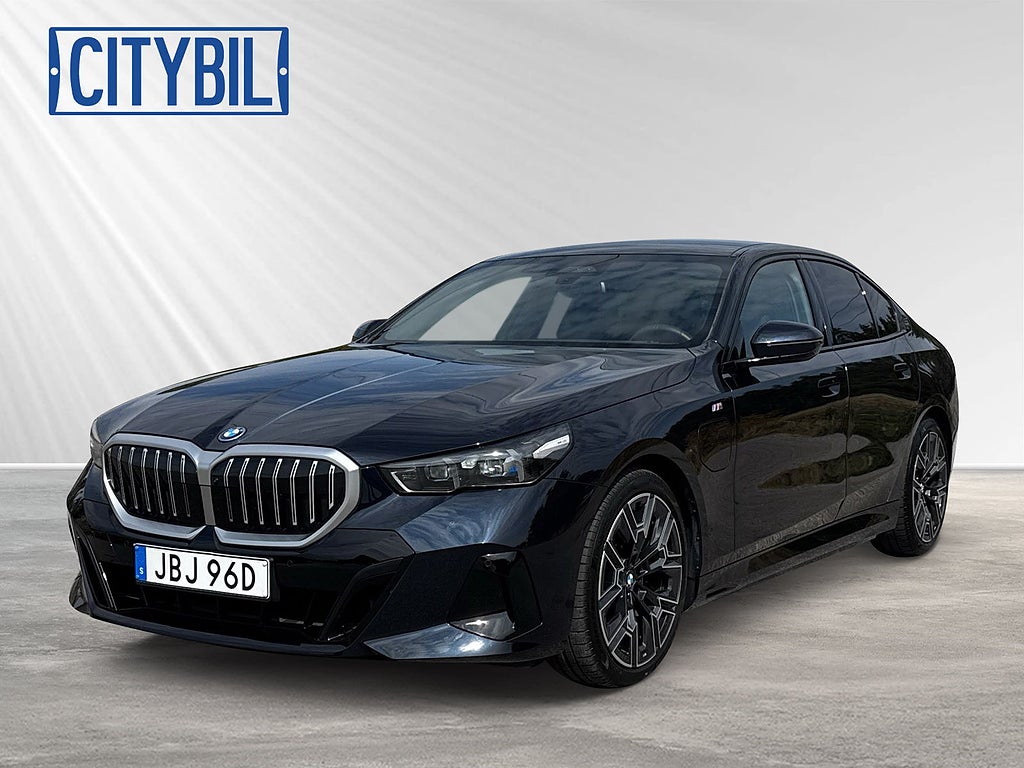BMW 530e xDrive M Sport - Innovation - Travel - 20" - B&W - Drag