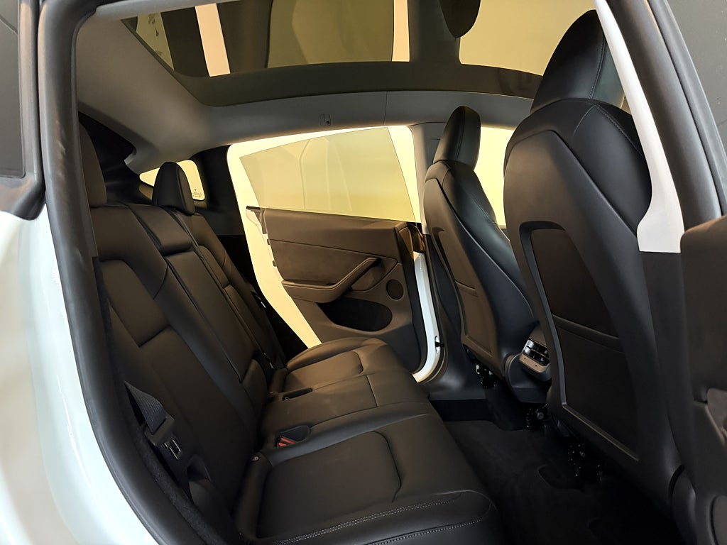 Tesla Model Y Long Range RWD Long Range VÄRMARE SKINN PANO SVENSKSÅLD
