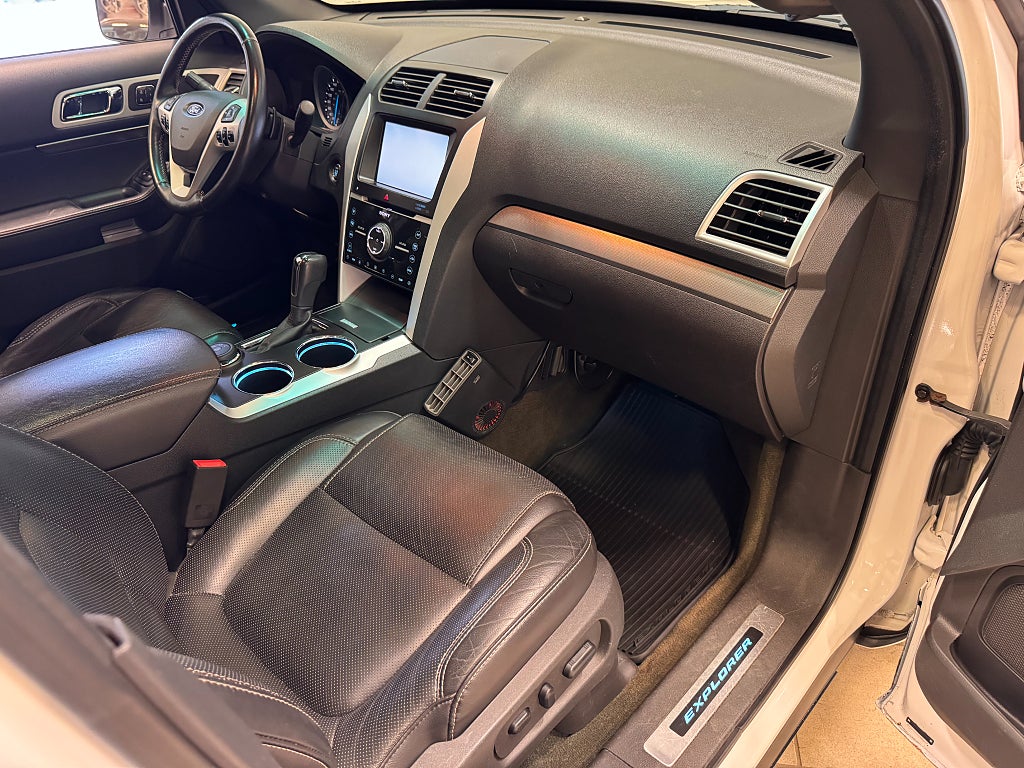 Ford Explorer 2013 - miniatyr 36