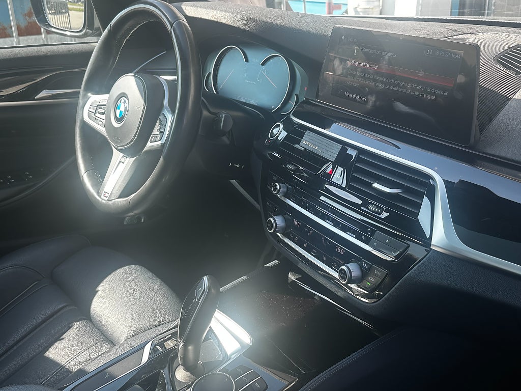 BMW M550I V 8 / xDrive Sedan / Panorama