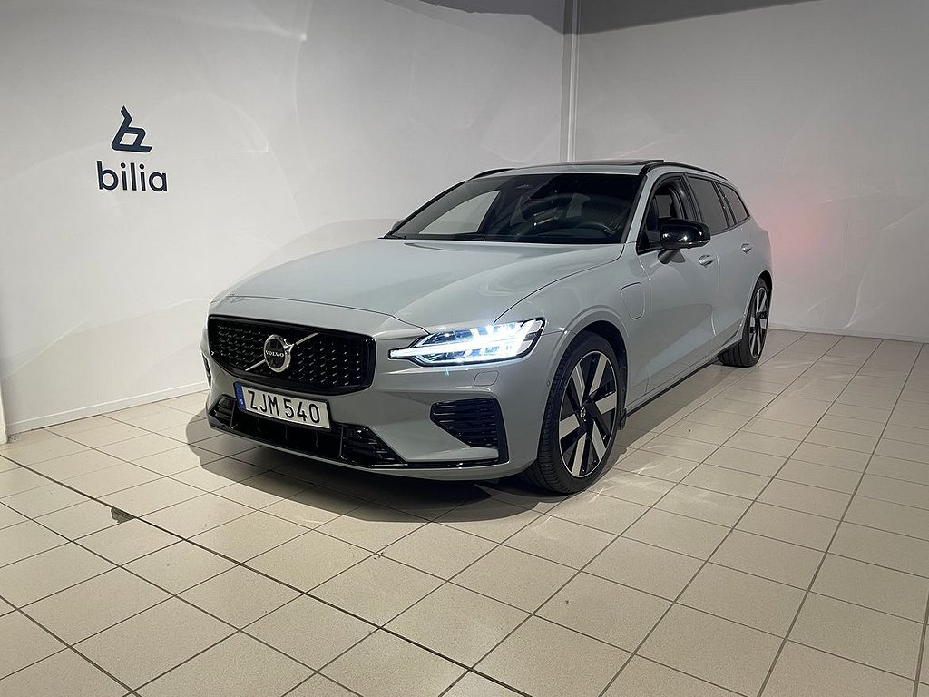 Volvo V60 Recharge T8 Ultimate Dark | Klimatpaket | Dragkrok | Head Up Dis