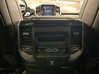 RAM 1500 Crew Cab 5.7 V8 4x4 Laramie Black Edition MOMSAD/VÄLUTRUSTAD