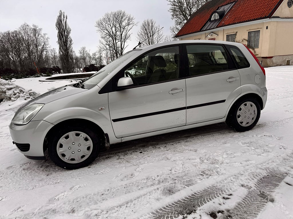 Ford Fiesta 5-dörrar 1.4 Euro 4, Kamrem bytt