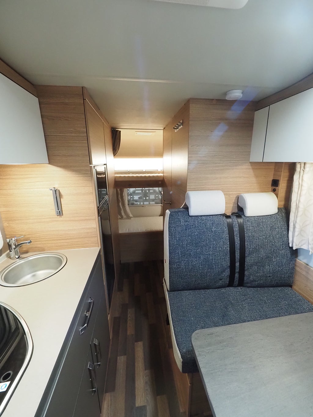 Weinsberg CaraHome 600 DKG AUT I 3500kg I Solcell I 6st Bältade Platser