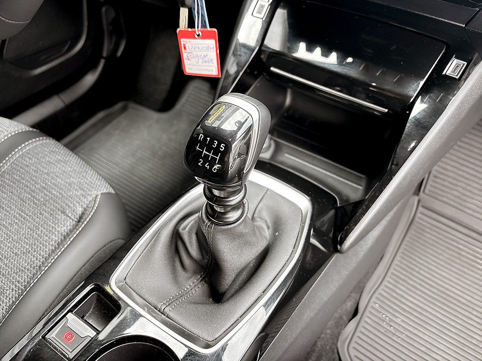 Bild på Peugeot 2008 Allure 1.2 PT 130hk CARPLAY P-SENSORER