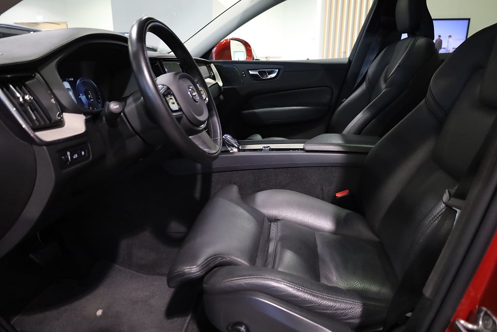 Volvo XC60 Recharge T6 AWD Inscription Orrefors Pano Drag H&K Navi 2021