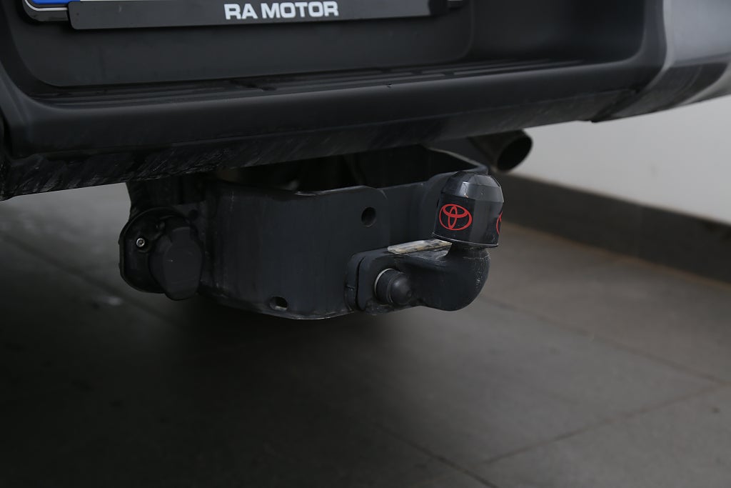 Toyota Hilux Dubbelhytt 2,8 MHEV 204hk Invincible 4WD Flak/Kåpa Moms 2026