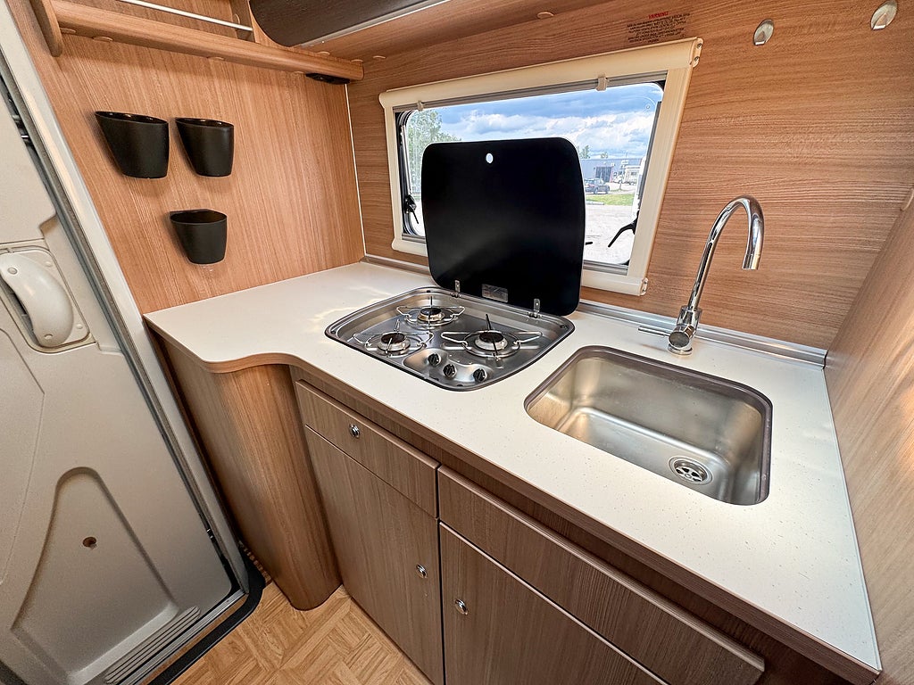 Adria Matrix M 590 SG - 3500kg, Taksäng