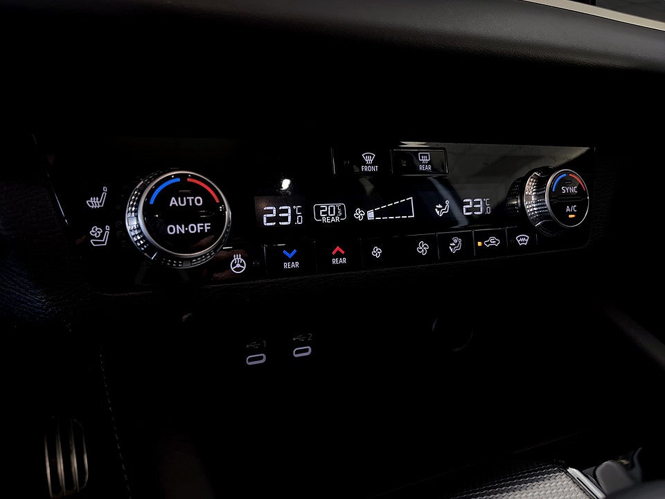 Bild på Mitsubishi Outlander Instyle PHEV 306k Aut 4WD PANO SKINNKLÄDSEL
