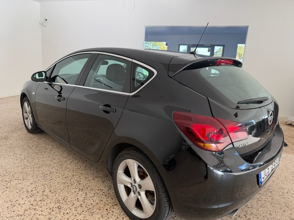 Opel Astra 1.4 Turbo Enjoy 2011, bild 4/10