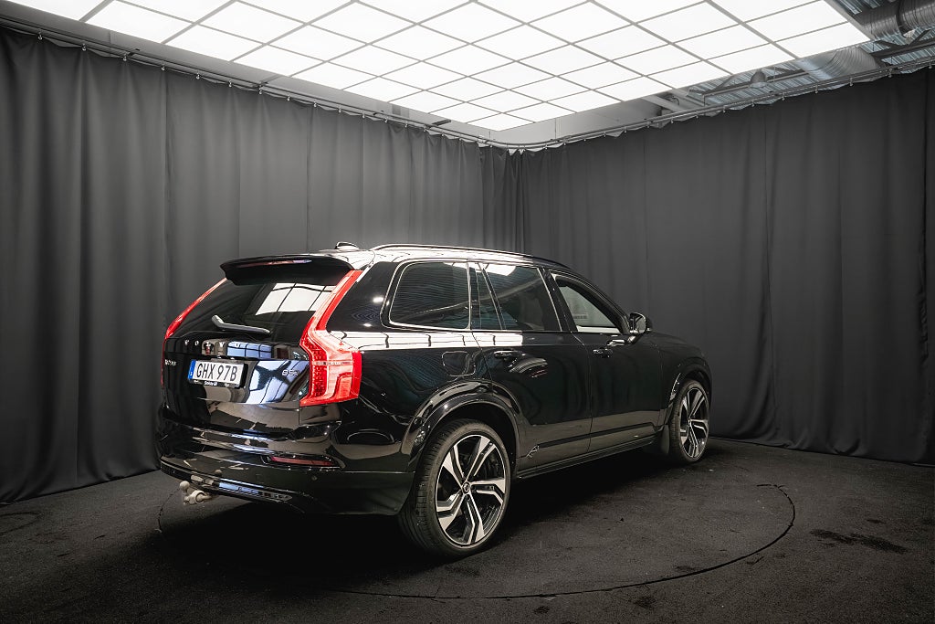 Volvo XC90 B5 AWD R-Design PRO 7-sits B&W PANO LUFT 22'' DRAG MOMS