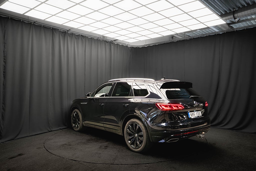 Volkswagen Touareg V6 TDI 4M R-Line PANO LUFT 21'' DRAG D-VÄRM HUD MOMS