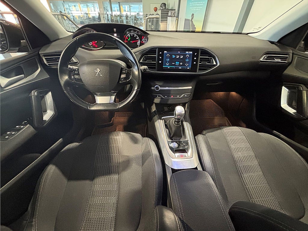 Bild på Peugeot 308 5D Allure 1.2 PT 130hk - CARPLAY, BACKSENSORER